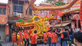 'World's longest' dragon lantern winds through streets during Lunar New Year parade in Malaysia