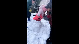 Heartwarming Scene in China: Siblings Team Up to Build Snowmen