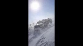 Heavy snowstorm leaves vehicles stranded on Chinese expressway