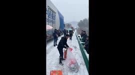 Good Samaritans bring warmth and food to stranded drivers amid snowstorm in China