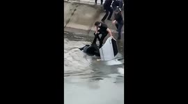 Lada Priora submerged in canal: passers-by rescue man and children