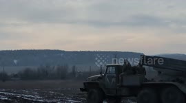 Russian artillery batteries target Ukrainian strongholds in nighttime assault