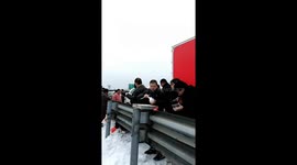 Samaritans bring meals to stranded people amid snowstorm in southern China