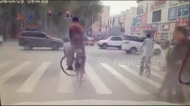 Cyclist waiting at traffic lights has impressive balance