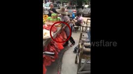 Fruit seller in China sells 'dodgy' fruit