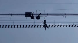 Suspension bridge incident at Chinese scenic spot leaves tourists hanging