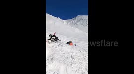 Reckless off-piste skiing triggers avalanche, burying four in northwest China