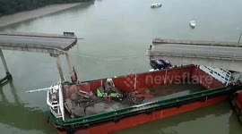 Container ship collision causes fracture of bridge, leaving 2 dead and 3 missing