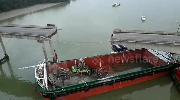 Container ship collision causes fracture of bridge, leaving 2 dead and ...