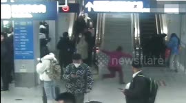 Subway staff's heroic act saves falling passenger in northern China