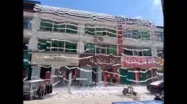 Heaps of snow crashing off building roof in China resembles video game 'Tetris'