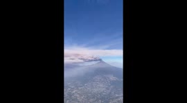 Popocatépetl's aerial view: passenger in AM 718 captures towering volcanic venting