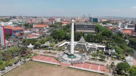 gambar video udara suasana kota di surabaya termasuk tugu pahlawan
