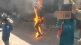 No Police action on vehicle theft complaint, A indian man sets himself on fire, live video captured