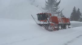Herculean Efforts Clear Motorway Amidst Severe Snowstorm Chaos in Kingvale, USA