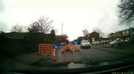 Insane female driver didn't know how to use temporary traffic lights!