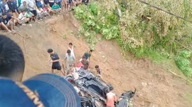 High-intensity rain triggered landslides that hit motorists until they were dragged into the river