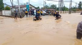 Eight Villages in Indonesia Flooded, Hundreds of Houses Severely Damaged, Residents Evacuated Using Rubber Boats