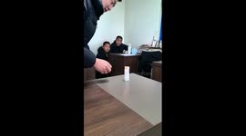 Man amazes colleagues with paper magic trick in China
