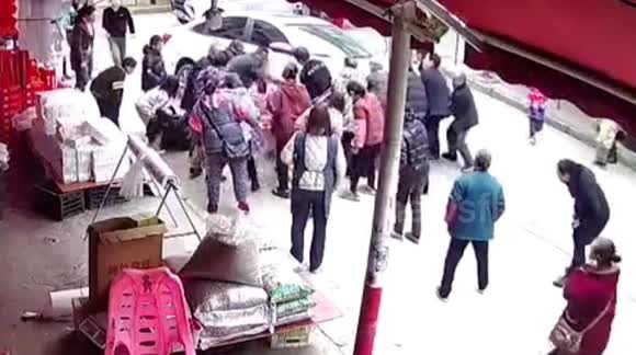 Kind-hearted passersby lift car together to free girl trapped ...