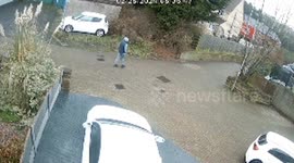 Brave mum and daughter tackle two carjackers in broad daylight