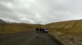 Xinjiang police donate blood to help people injured in accident