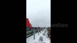 Samaritans bring meals to stranded people amid snowstorm in Changde, China