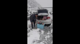 Snowstorm Strands Travelers on Chinese Highway, One Man's Noodle Pitstop Highlights Holiday Struggles