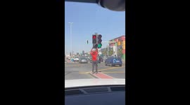 Civic-minded food delivery boy fixes traffic light in Dubai