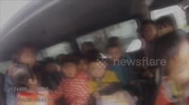 危险!报废11座 “黑校车”塞了35人