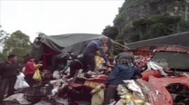 Villagers steal tomatoes from overturned lorry following crash