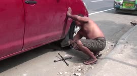 Clever method to repair a tyre in the Philippines