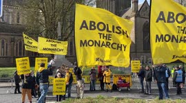 Crowd sing God Save the King in response to Republic protesters at Worcester Cathedral