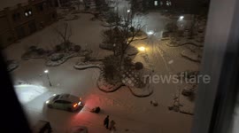 Family enjoys unconventional skiing pleasure in China