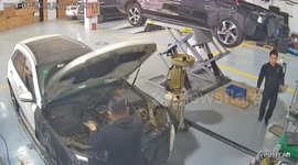 Repairer miraculously prevents car’s bonnet from shutting during checking in Shandong, China