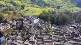 Farmers become models among the beautiful scenery of Wuyuan