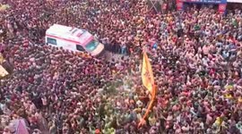 Crowds part to allow ambulance through at religious festival in India