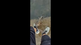 Innovative Chinese angler uses shoelace as fish hook