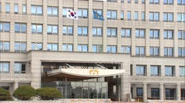 S. Korean president urges doctors to discuss med school admissions