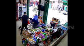 Kind-hearted supermarket owner aids woman having emergency birth in China