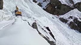 Mountain pass blocked by snow as avalanches cause travel chaos in north India
