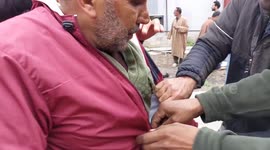 Leopard injures 5 including 3 forest officials in  Ganderbal village, before itcaptured alive*