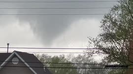 Tornado forms over homes in Woodburn, Kentucky