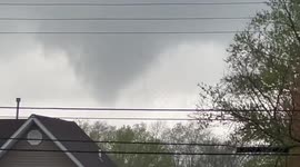 Harrowing Capture of Tornado Formation in Woodburn, Kentucky, USA