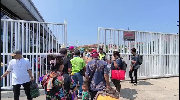 The atmosphere of the homecoming flow welcoming the Eid al-Fitr holiday