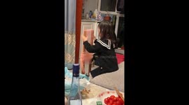 Self-taught Child Masterfully Crafts Bath Sponge Arrangement at Home in China