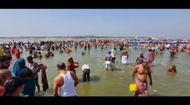 Thousands of devotees took bath in Ganga on Somvati Amavasya (New Moon), women circled Ficus tree for long life of their husbands