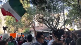 Dozens of People Demonstrate this Saturday in front of the Ecuadorian embassy in Mexico after the Diplomatic Rupture Between Both Countries.