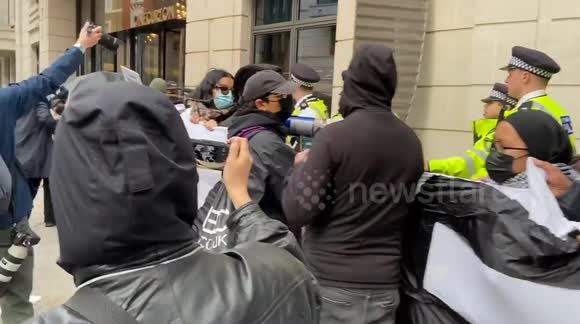 Chaos erupts outside London Metric as police push pro-Palestine protesters