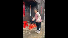 Talented Chinese girl wows crowd by self-taught robot dance